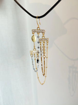 Enkele Oorbel met meerdere kettingen