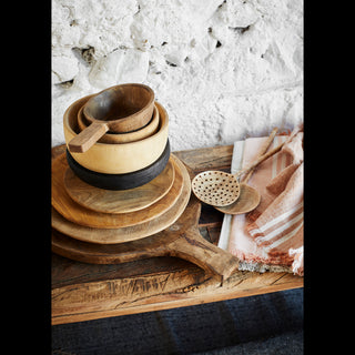 Round wooden plates - Madam Stoltz sfeerbeeld SS23